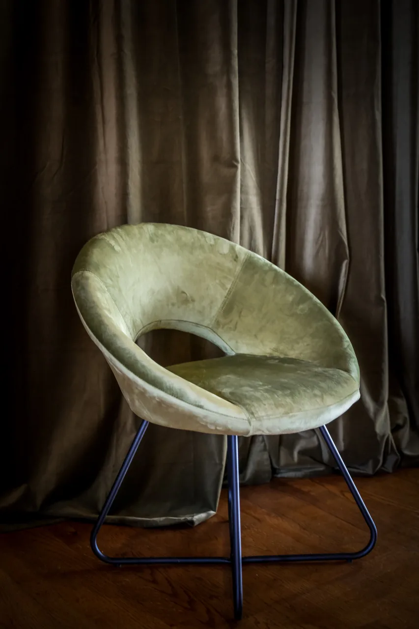 Fauteuil en velours de la salle